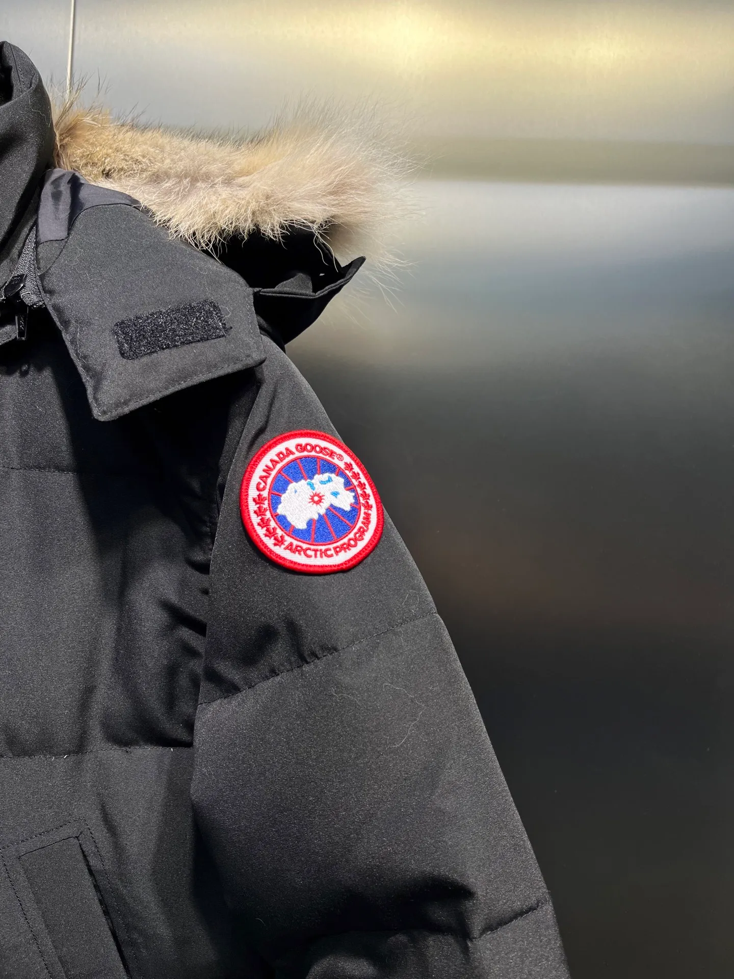 P860 Black) CANADA GOOSE Parka 22 styles ➖ Genuine synchronous anti-counterfeiting chip sensor! ➖ Imported 21-count polyester-cotton blended original fabric [last year’s 16-count/18-count hard fabrics have been completely eliminated, this year all use 21-count genuine synchronous fabrics, the soft mid-strap feels delicate and textured], genuine synchronous Feather-Light 10D waterproof coating fabric, made of 84.5 polyester fiber and 15.5 cotton, 100% the best feel in the entire network! ➖ The genuine official website is synchronized with the national standard 80 white duck down, you can check the official website customer service, there will never be a series of misleading claims such as 90 down or goose down! ➖ Using the best nylon lining with double double-layer sealing design, velvet-proof No. 7 needle + grid-filled down ready-made garments, there is 100% no so-called velvet running! ➖ The cuffs are designed with thickened seamless threads, and the collar and pockets are lined with top-quality polar fleece to keep you warm and comfortable! ➖ Yoshida YKK provides original custom-made electroplated sliders. YKK two-way lockable zippers are tight and smooth and will not peel off paint! ➖ 3M composite guarantees that the Velcro is the same as the original, durable, and all accessories and hardware are custom-made! ➖ Imported BEHRINGER embroidery machine to customize the 10,000-needle embroidery logo, 98% of which can be reproduced to restore the original logo. You can check and compare on the official website! ➖ The fur collars are all made of large pieces of Western Canadian blue wolf hide, ensuring that each fur collar is 13-15cm wide! size：xs-xl